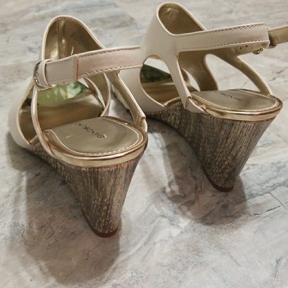 Off white and gold leather bandolino wedges - Picture 3 of 3